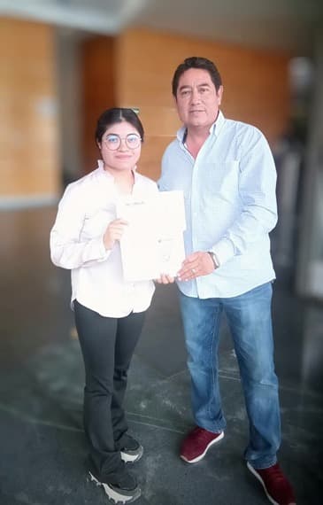 Entrega de constancia de servicio social en MODECH